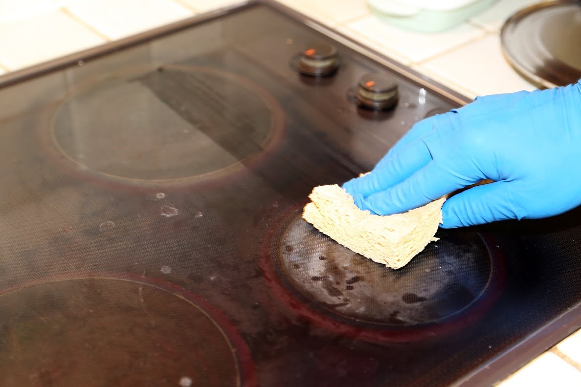 Nettoyage des plaques vitrocéramiques ou l'inox